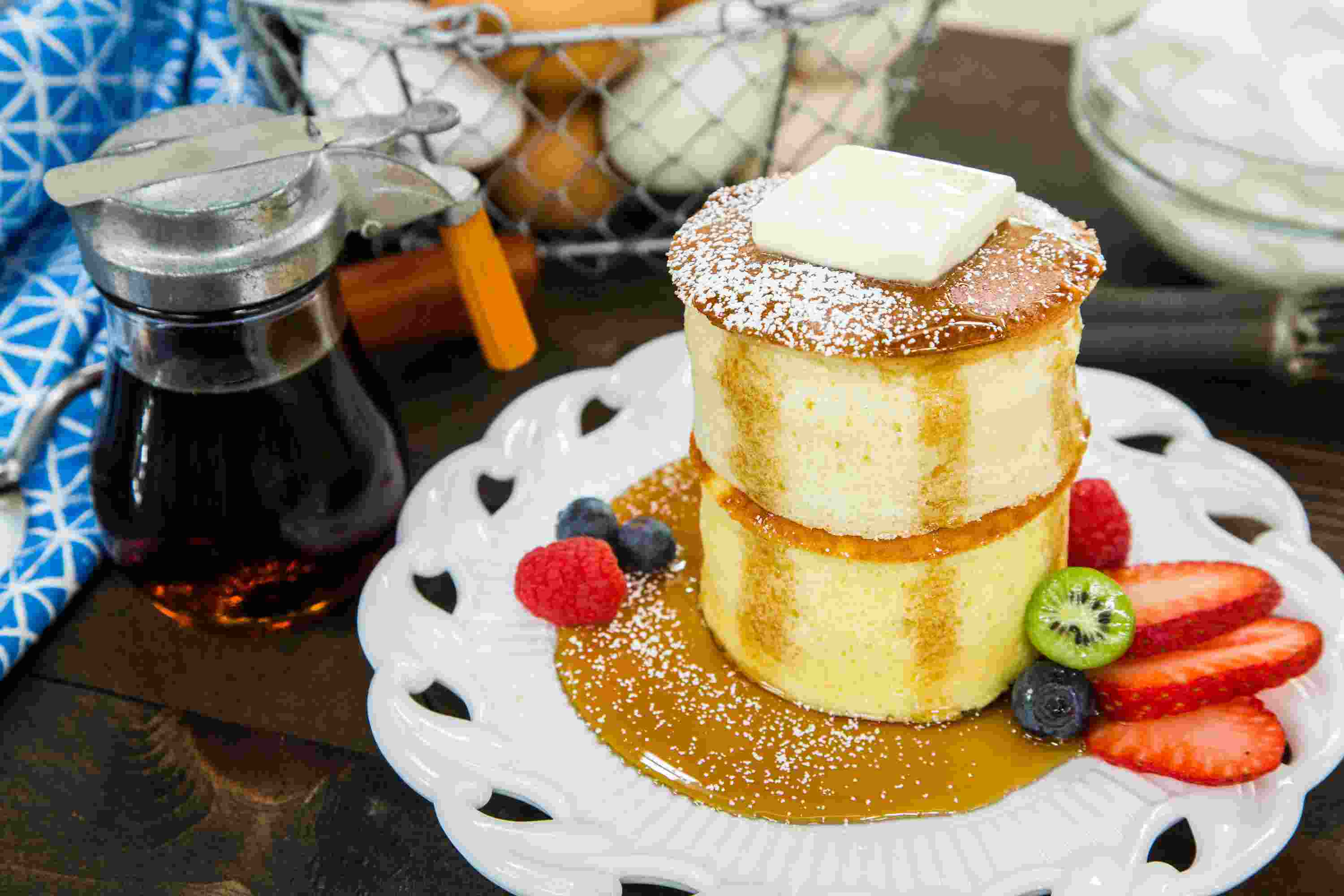 Fluffige japanische Pfannkuchen Rezept einfach Honig Erdbeeren Brunch Ideen