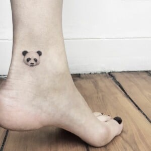 Fuß Tattoo im Kleinformat mit Pandakopf in Schwarz-Weiß
