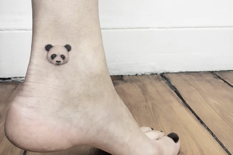 Fuß Tattoo im Kleinformat mit Pandakopf in Schwarz-Weiß