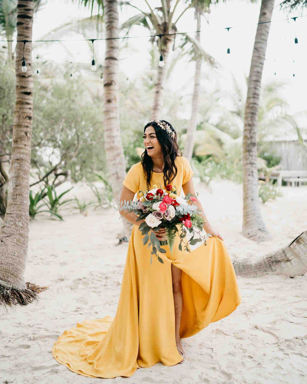 Für eine Strandhochzeit im Boho-Stil ein gelbes Hochzeitskleid wählen