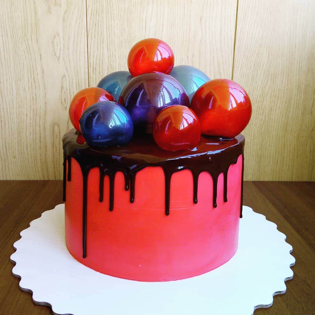 Shiny gelatin balls with metallic effect and chocolate sauce for the cakes