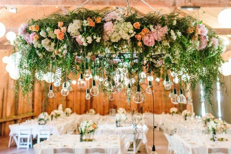 Grüne Hochzeit organisieren Tischdeko Ideen Blumen rustikal Hochzeit trends