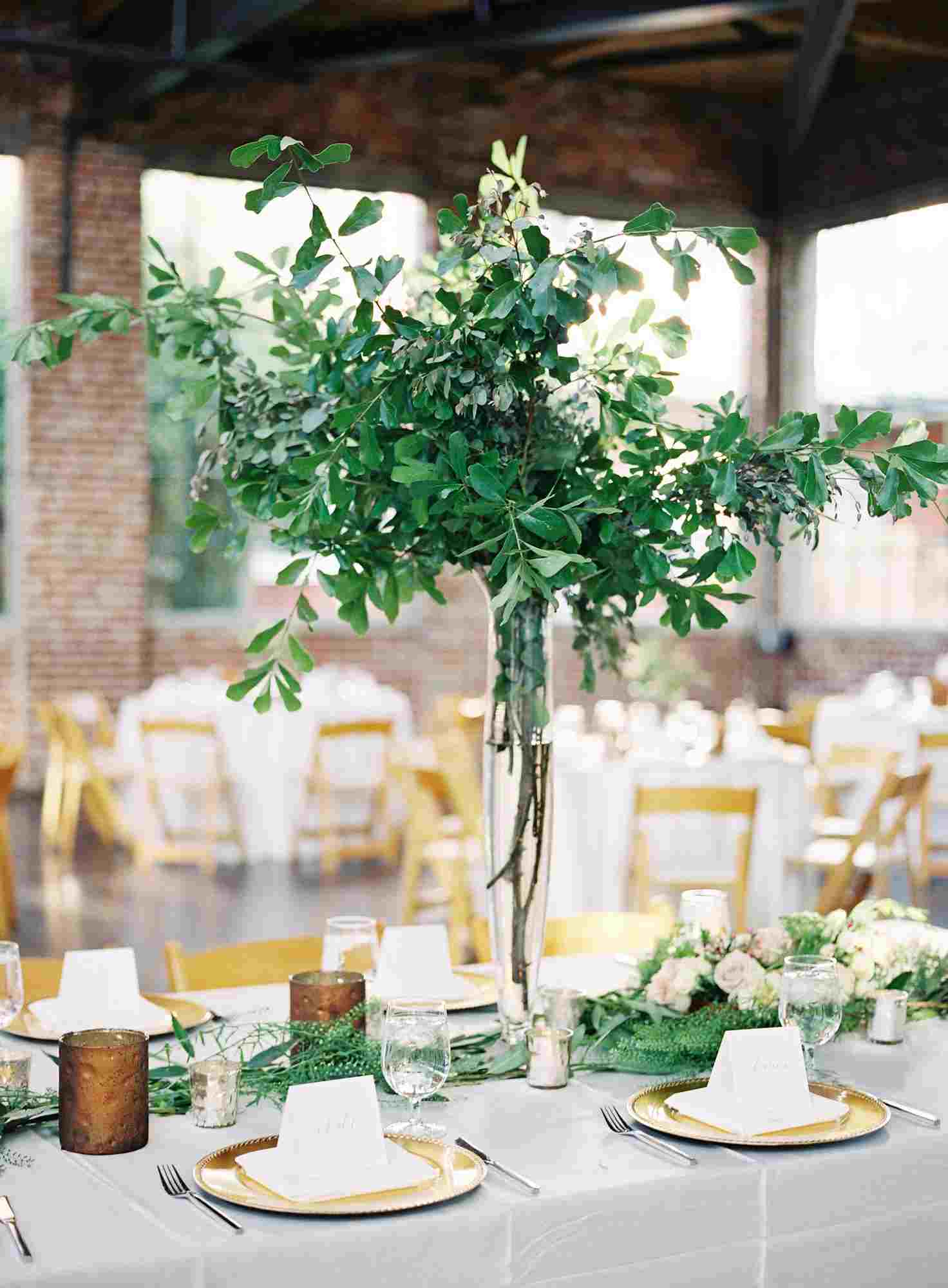 Greenery Tischdeko ideas Laub Blumenstrauß Sommer Hochzeit Trends