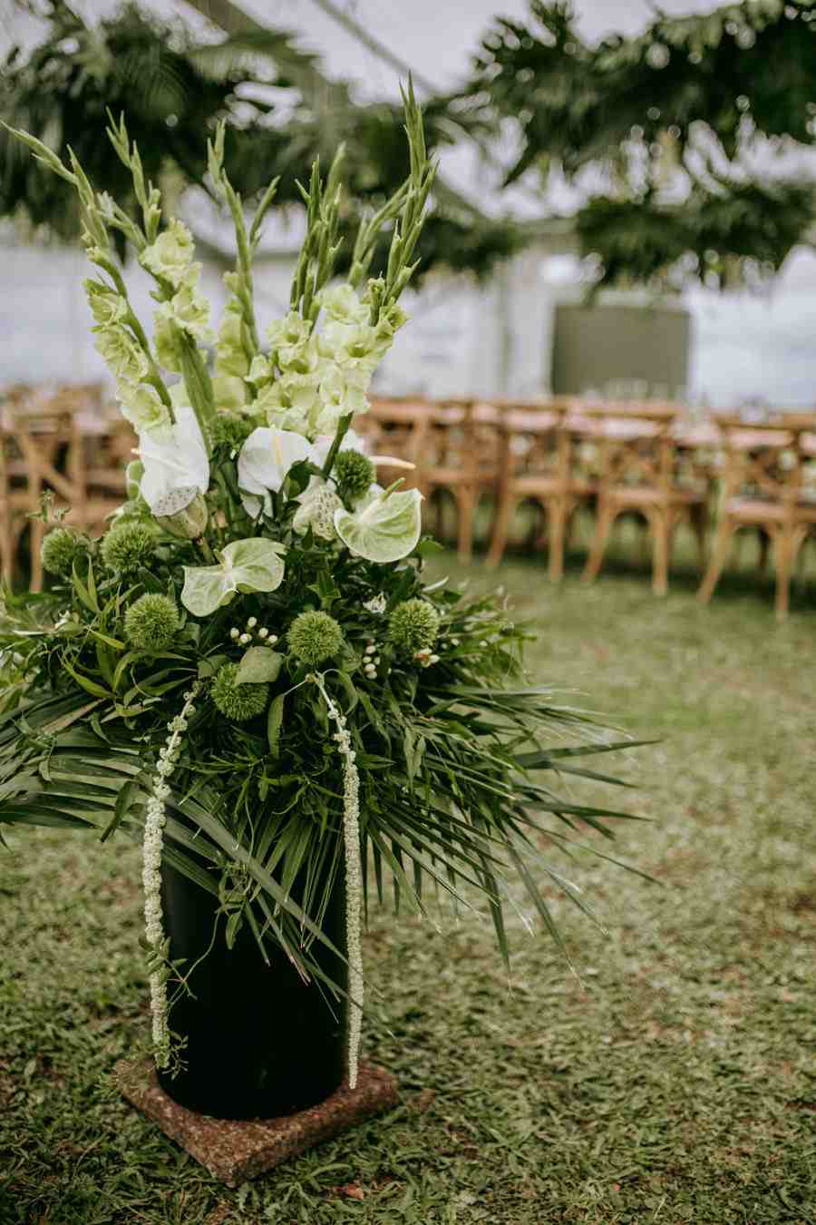 Greenery Hochzeit im Garten organisieren Zelt Hochzeit Blumendeko ideen