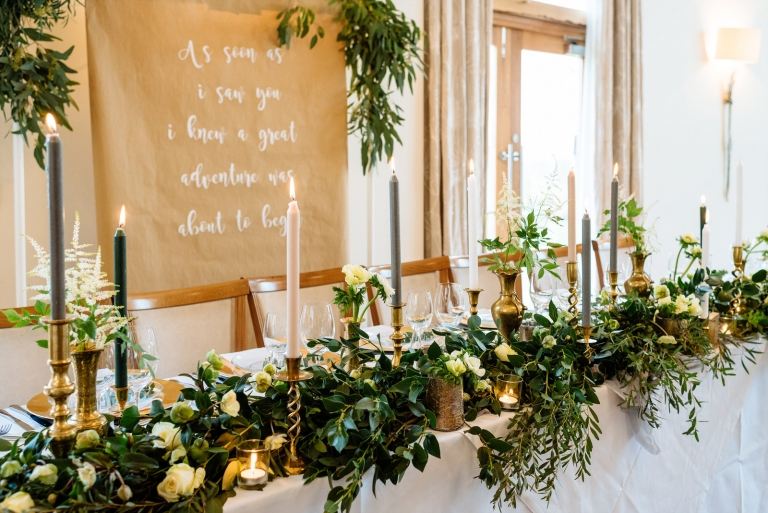 Greenery Hochzeit im Garten planen Ideen Tischdeko Blumen Kerzenhalter
