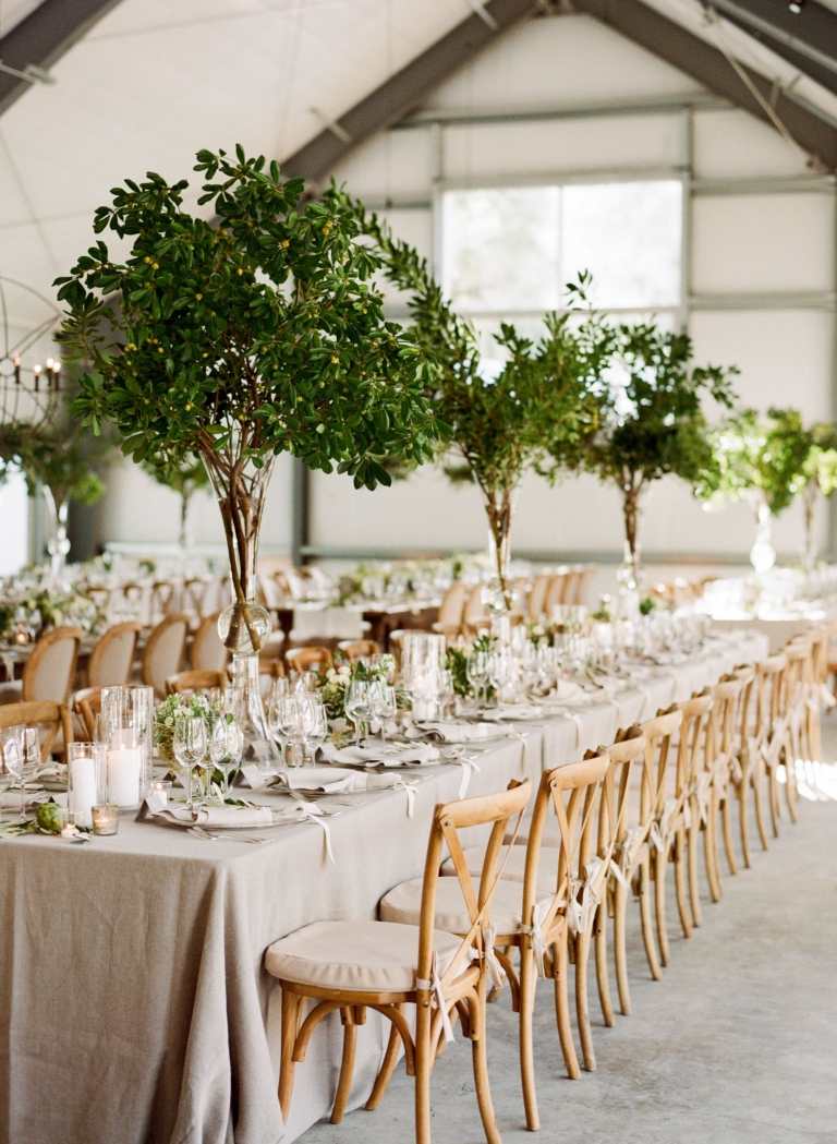 Greenery Hochzeit planen Tischdeko Blumen Holzstuhl DIY Dekoration