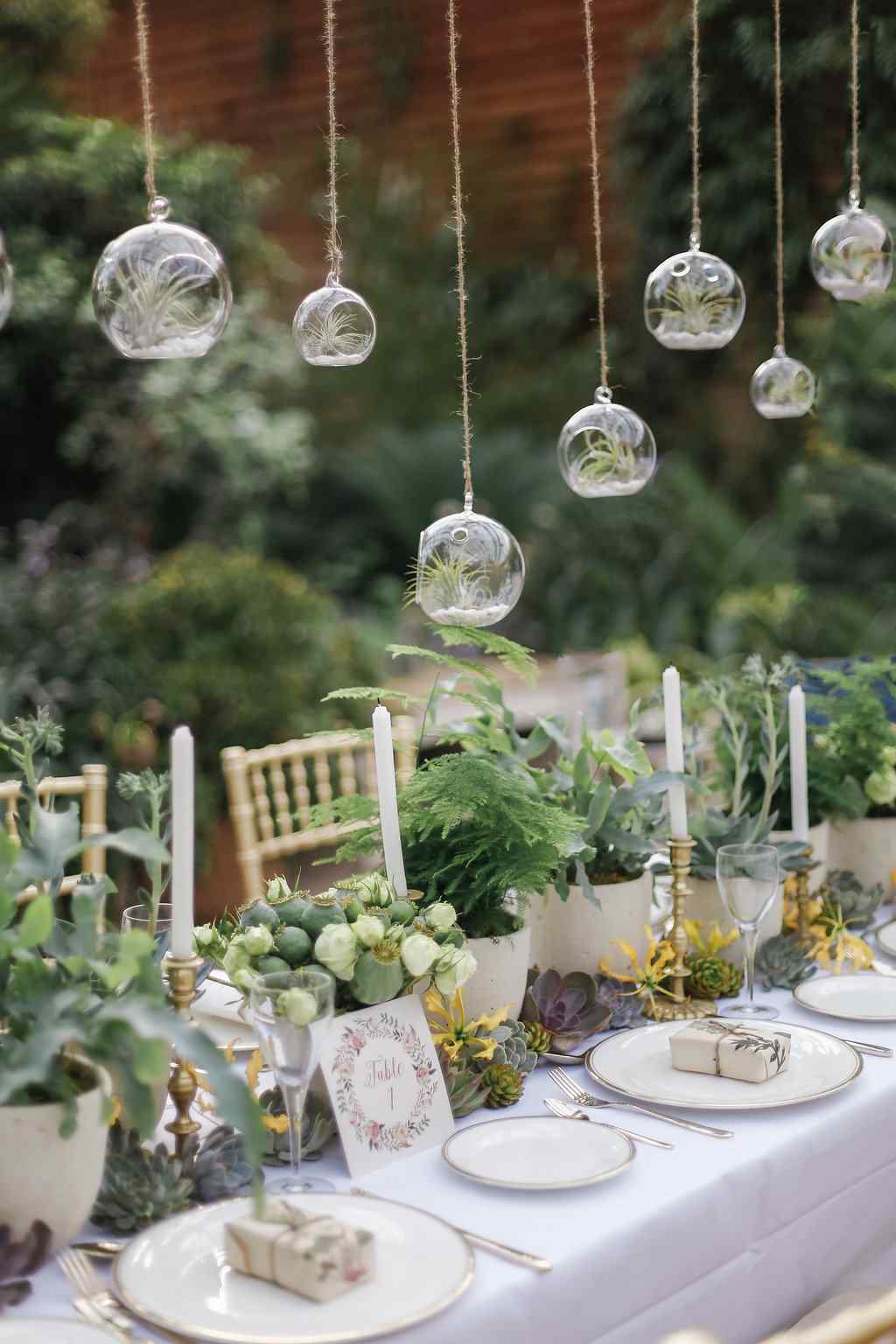 Greenery Hochzeit rustikal im Garten planen Tischdeko Laub Trends