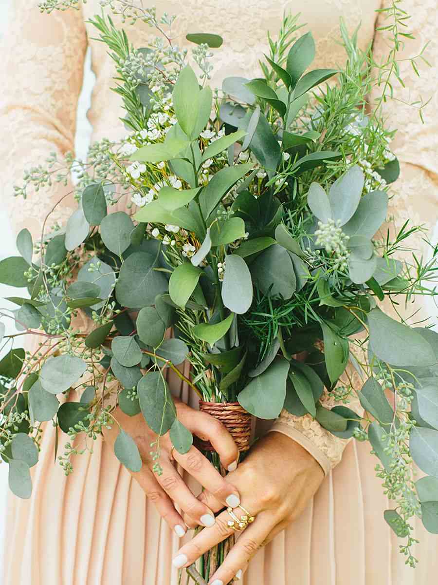 Greenerz Hochzeit Blumenstrauß Laub nachhaltig heiraten Ideen