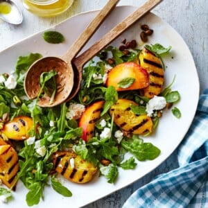 Grillsalat für den Sommer mit gegrilltem Pfirsich, Rucola, Feta und Honig