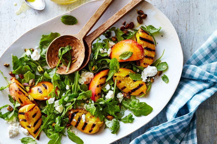 Grillsalat für den Sommer mit gegrilltem Pfirsich, Rucola, Feta und Honig