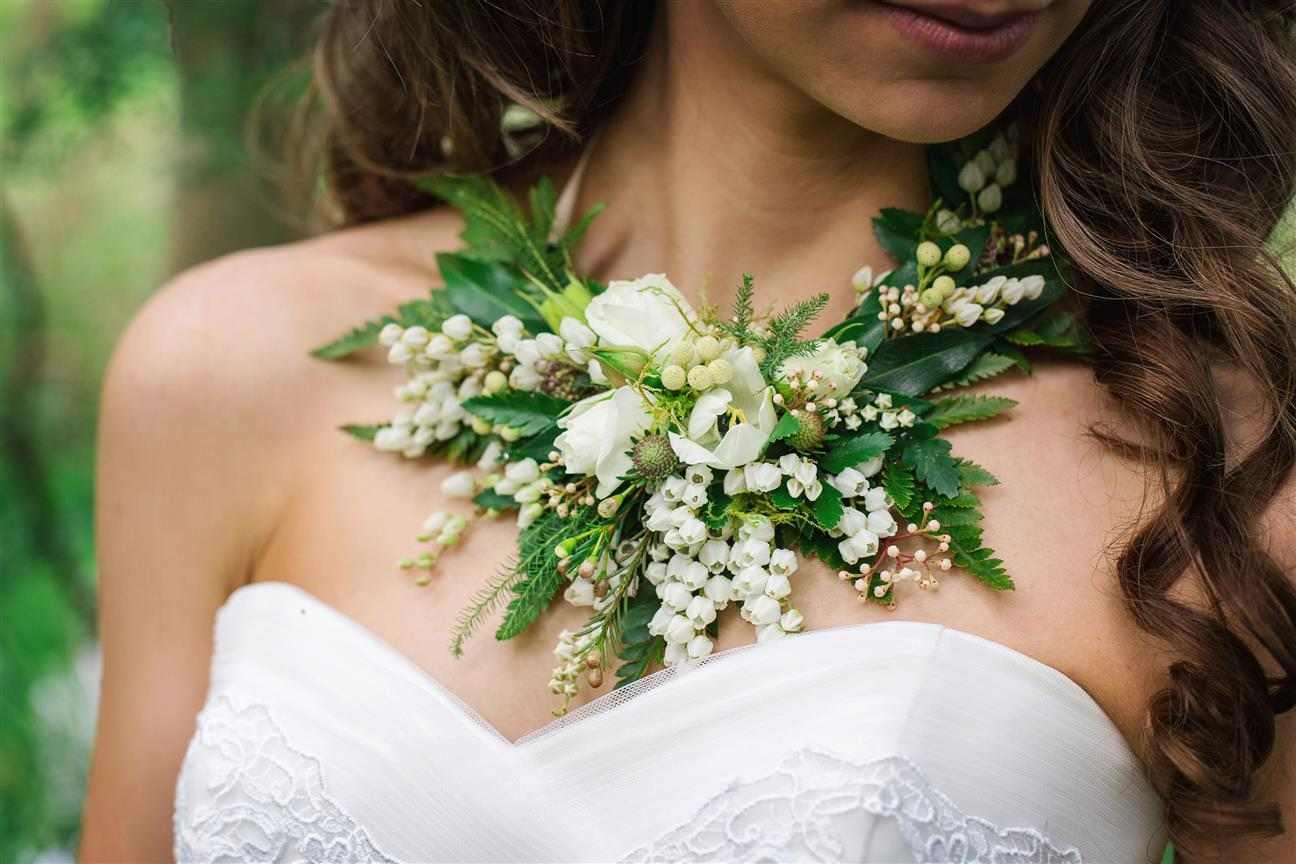 Grüne Hochzeit Brautmode Accessoires Halskette Blumen