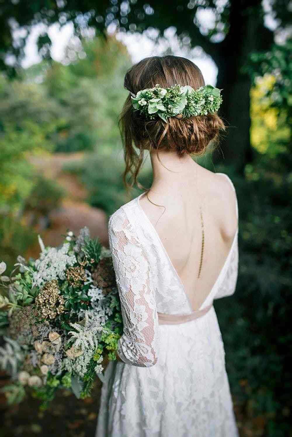 Grüne Hochzeit organisieren Brautfrisur Haar Accessoires Blumen Brautkleid rückenfrei