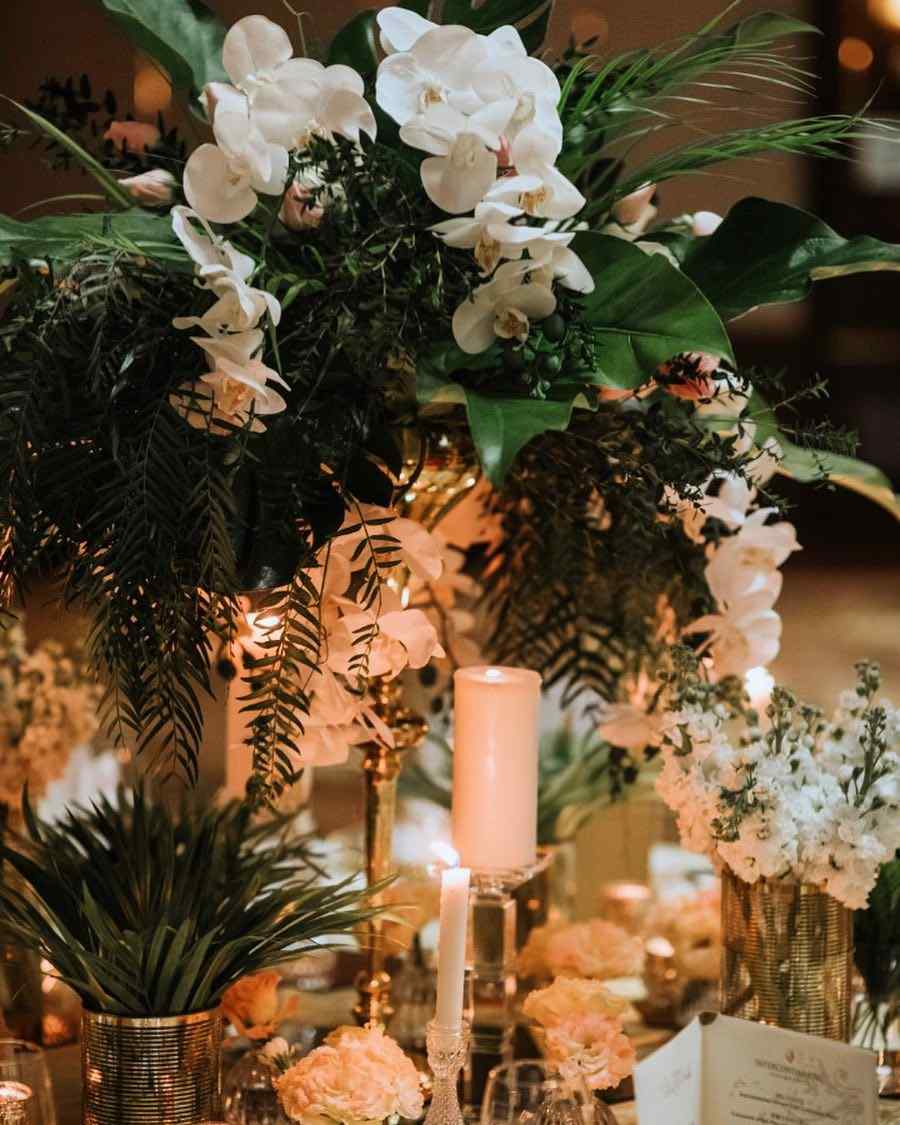 Grüne Hochzeit organisieren Greenery Deko Ideen Blumen rustikal