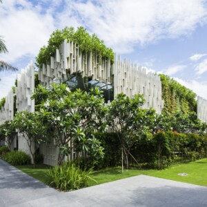 Grüne Fassade in einem Wellness Center in Vietnam für luxuriöse Entspannung