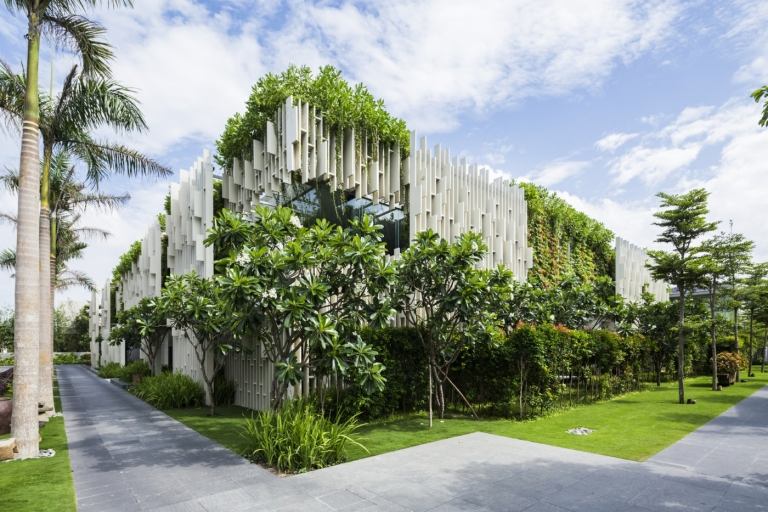 Grüne Fassade in einem Wellness Center in Vietnam für luxuriöse Entspannung