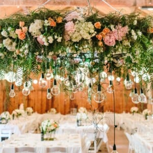 Grüne Hochzeit organisieren Tischdeko Ideen Blumen rustikal Hochzeit trends