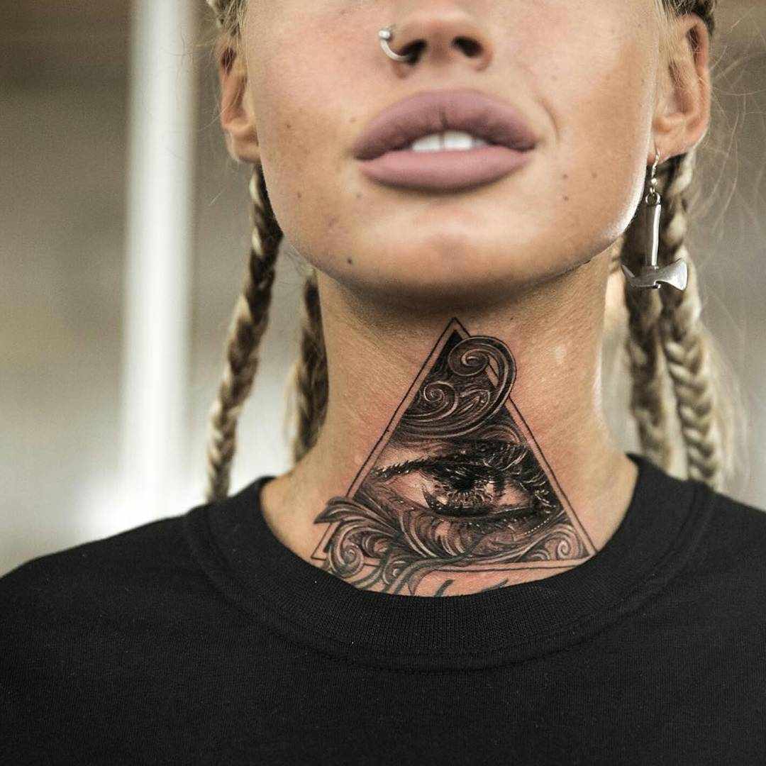 Hals Tattoo Trend Frauen Illuminati Dreieck Tattoodesign