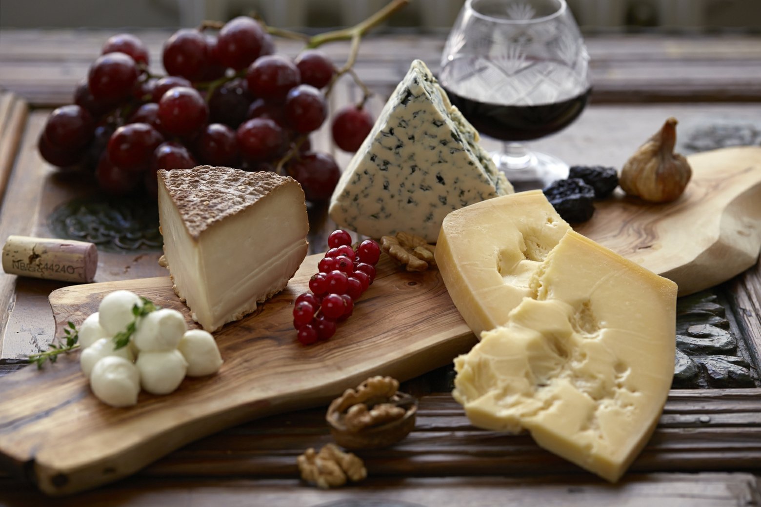 Harzer Käse gesund Proteinquelle Käseplatte anrichten Ideen Holzbrett