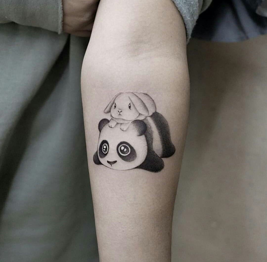 Hase und Panda kombinieren - Frauentattoo auf dem Unterarm