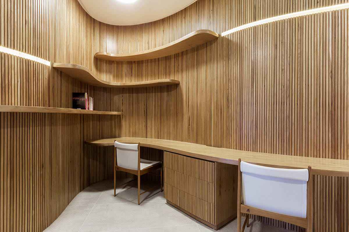 Heimbüro mit Schreibtisch und verkleideter Wand mit Holz für eine warme Atmosphäre