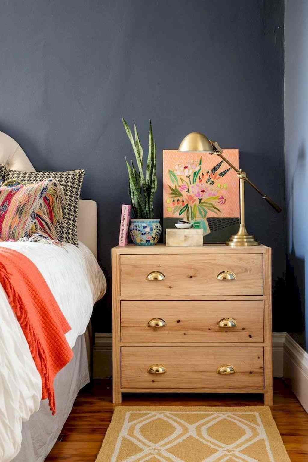 Holztisch Nachttisch Deko Holzschrank Zimmerpflanze Teppich Grau Wandfarbe modern