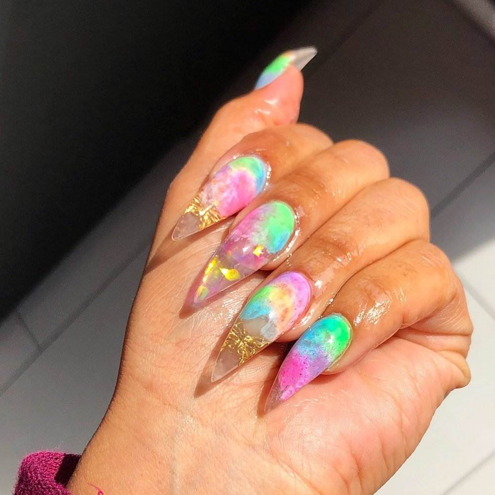 Jelly Nails Nageltrend Stiletto Nagelform Neon Nagellack Modetrends Sommer
