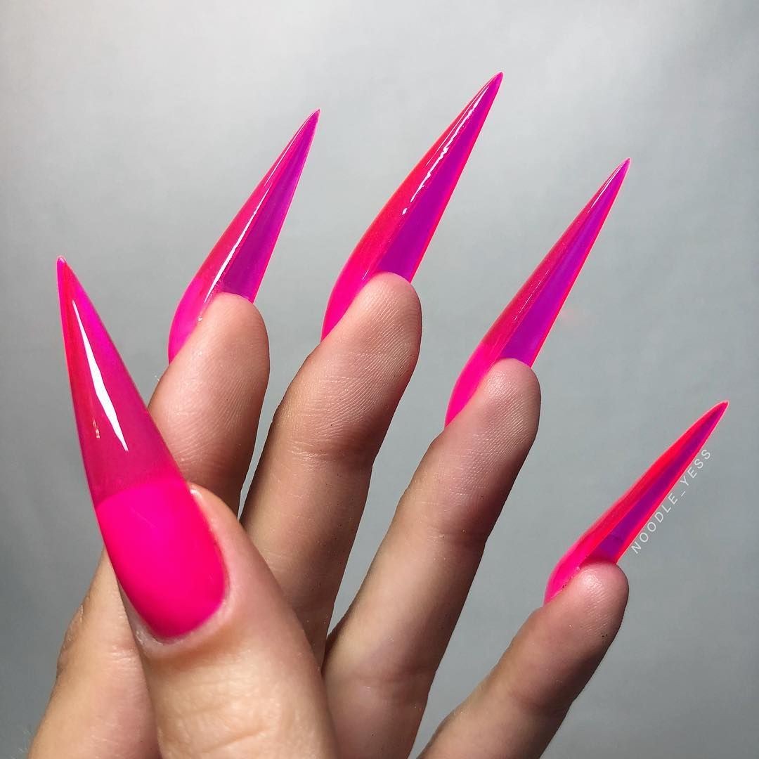 Jelly Nails Nageltrend Stiletto Nagelform Neonfarben neonpink Nagellack