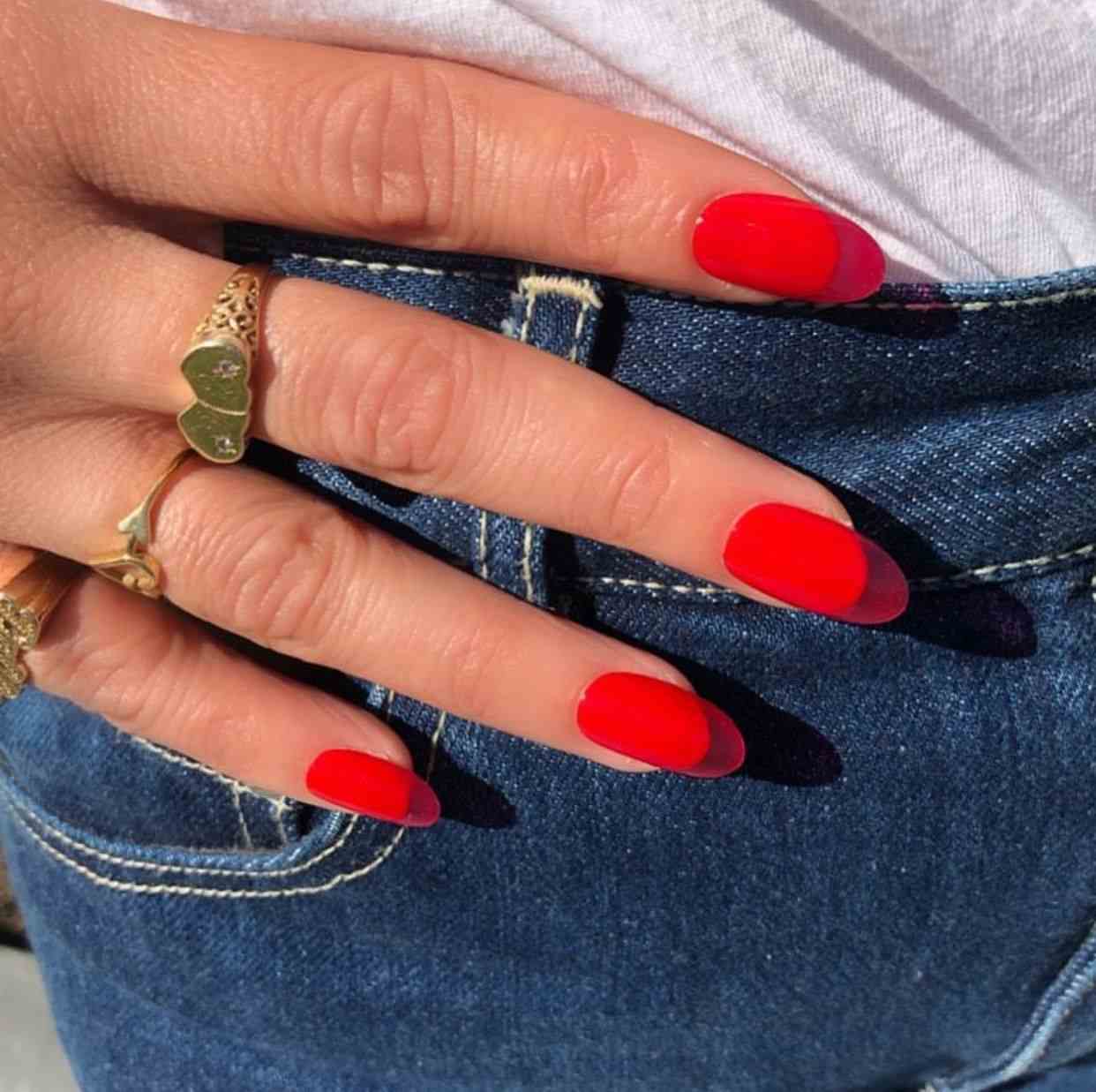Jelly Nails Nägel in Mandelform kurz Rot Nagellack Modetrends Sommer
