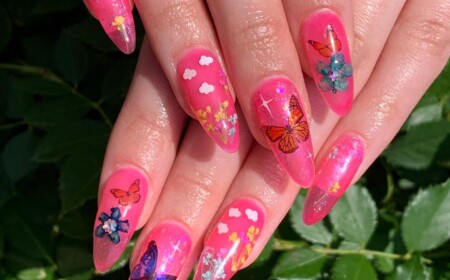 Jelly Nails Nägel in Mandelform lang Neonpink Nagellack Nageldesign Schmetterling Sommer