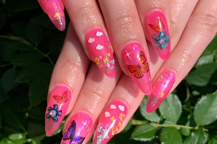 Jelly Nails Nägel in Mandelform lang Neonpink Nagellack Nageldesign Schmetterling Sommer