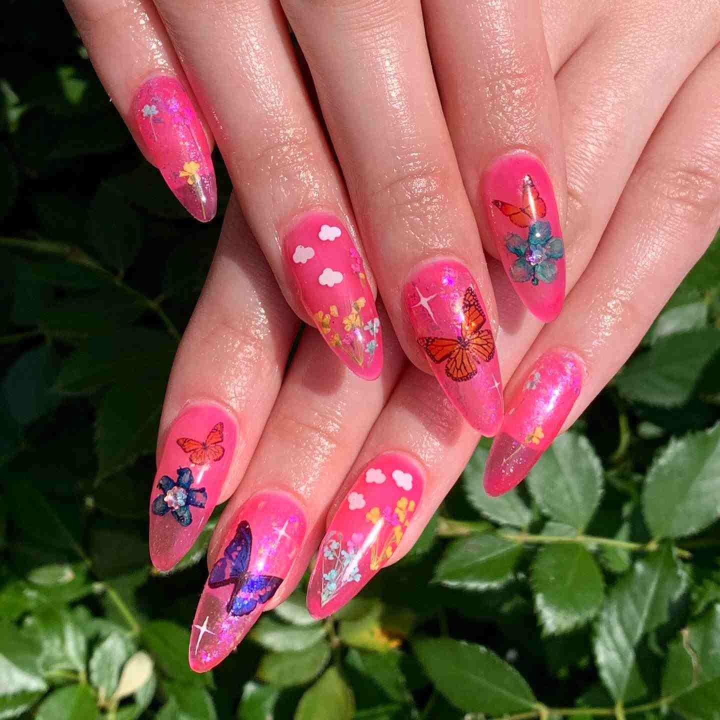Jelly Nails Nägel in Mandelform lang Neonpink Nagellack Nageldesign Schmetterling Sommer