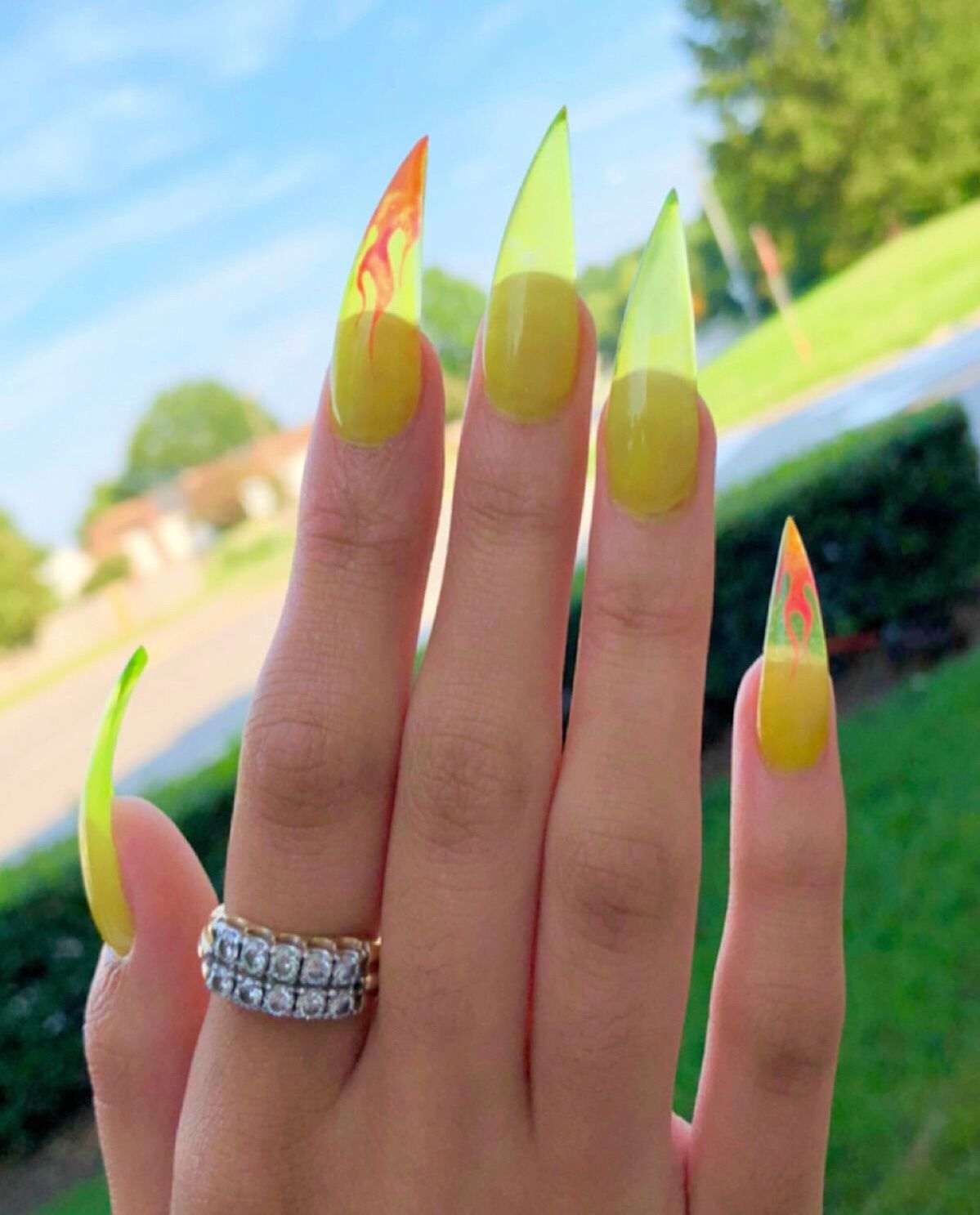 Jelly Nails Stiletto Nagelform Neonfarben Neongelb Nagellack Sommer Modetrends