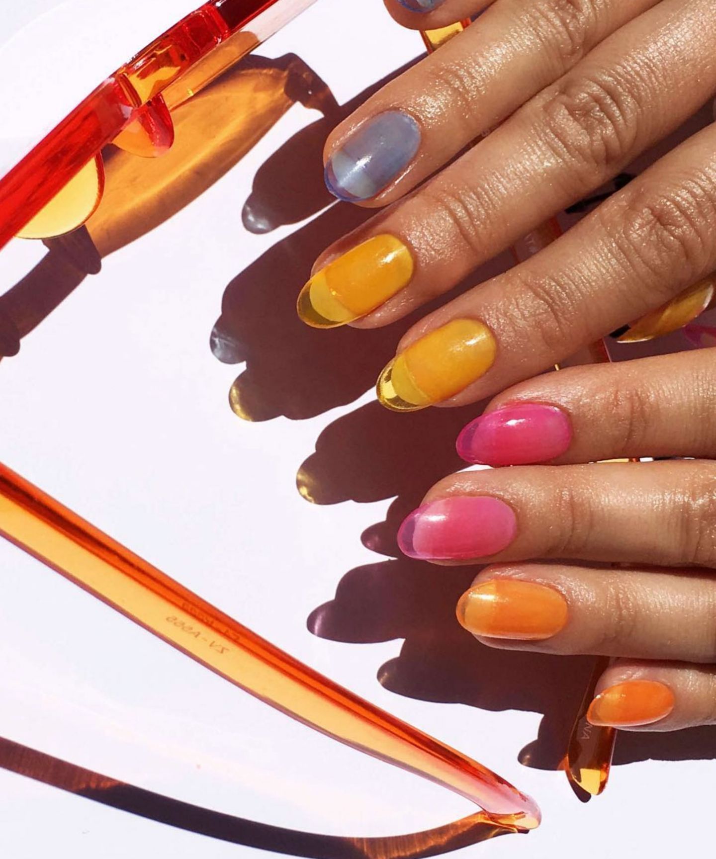 Jelly Nails selber machen Gelnägel kurz Neonfarben Modetrend Rainbow Nägel