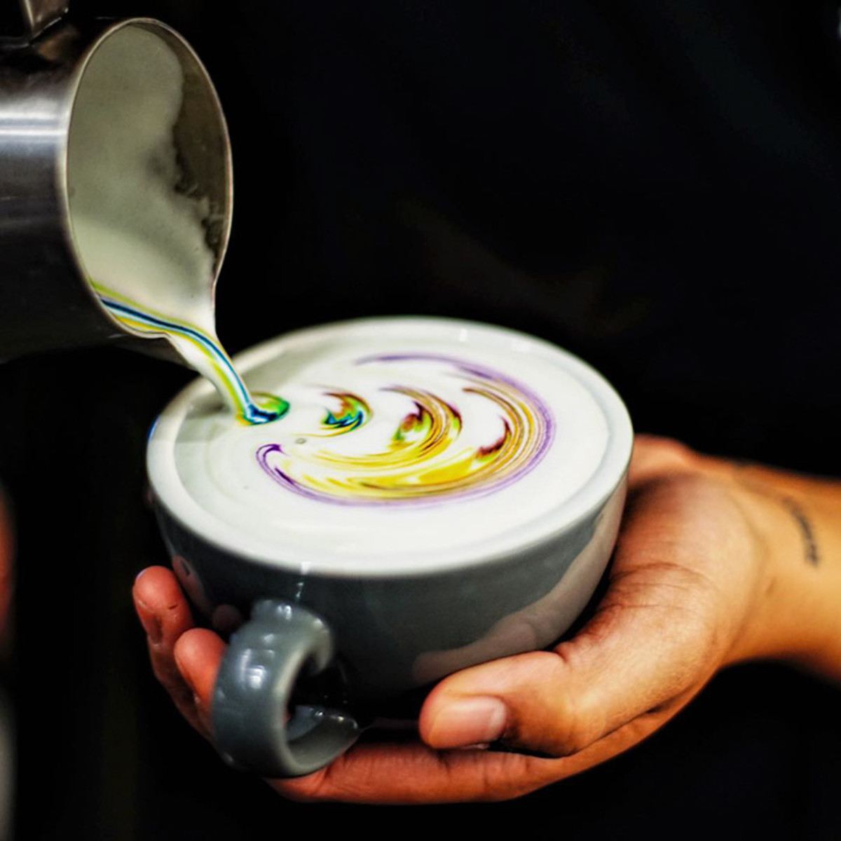 Kaffee Regenbogen Cappucino selber machen Lebensmittelfarbe Foodtrends Sommer