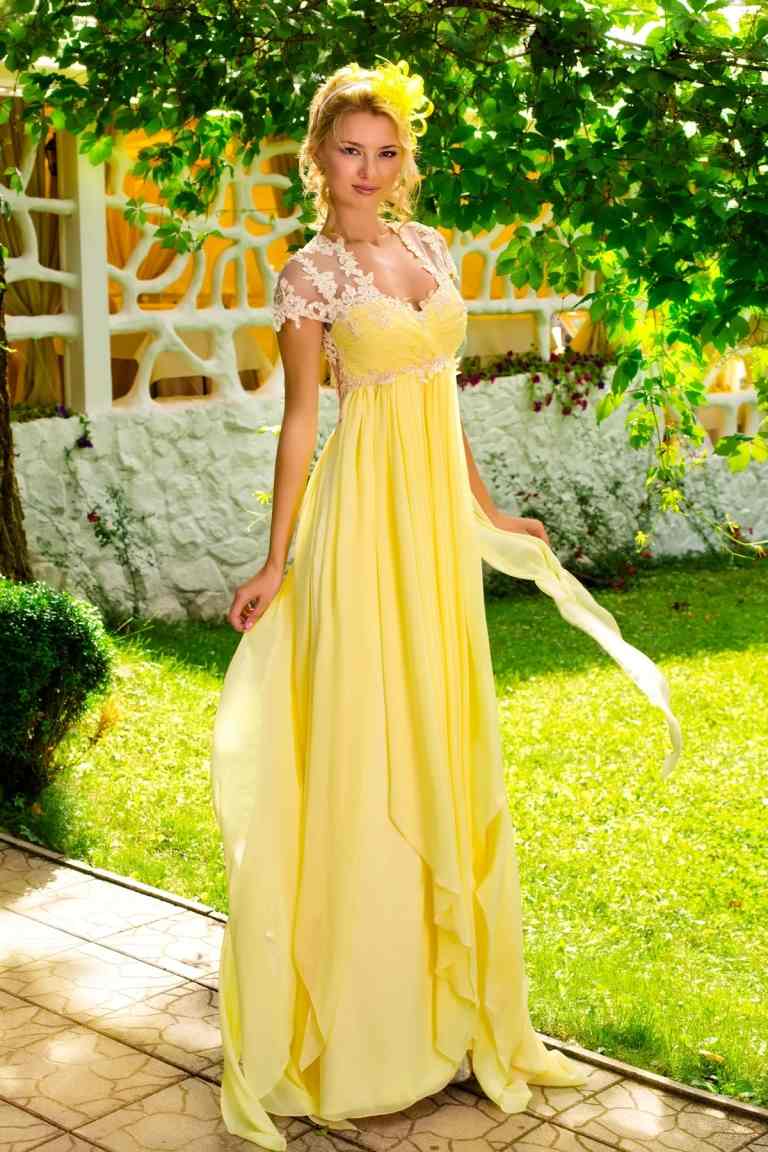 Kleid mit A-Linie und Ärmel aus Spitze , kombiniert mit gelbem Haarschmuck