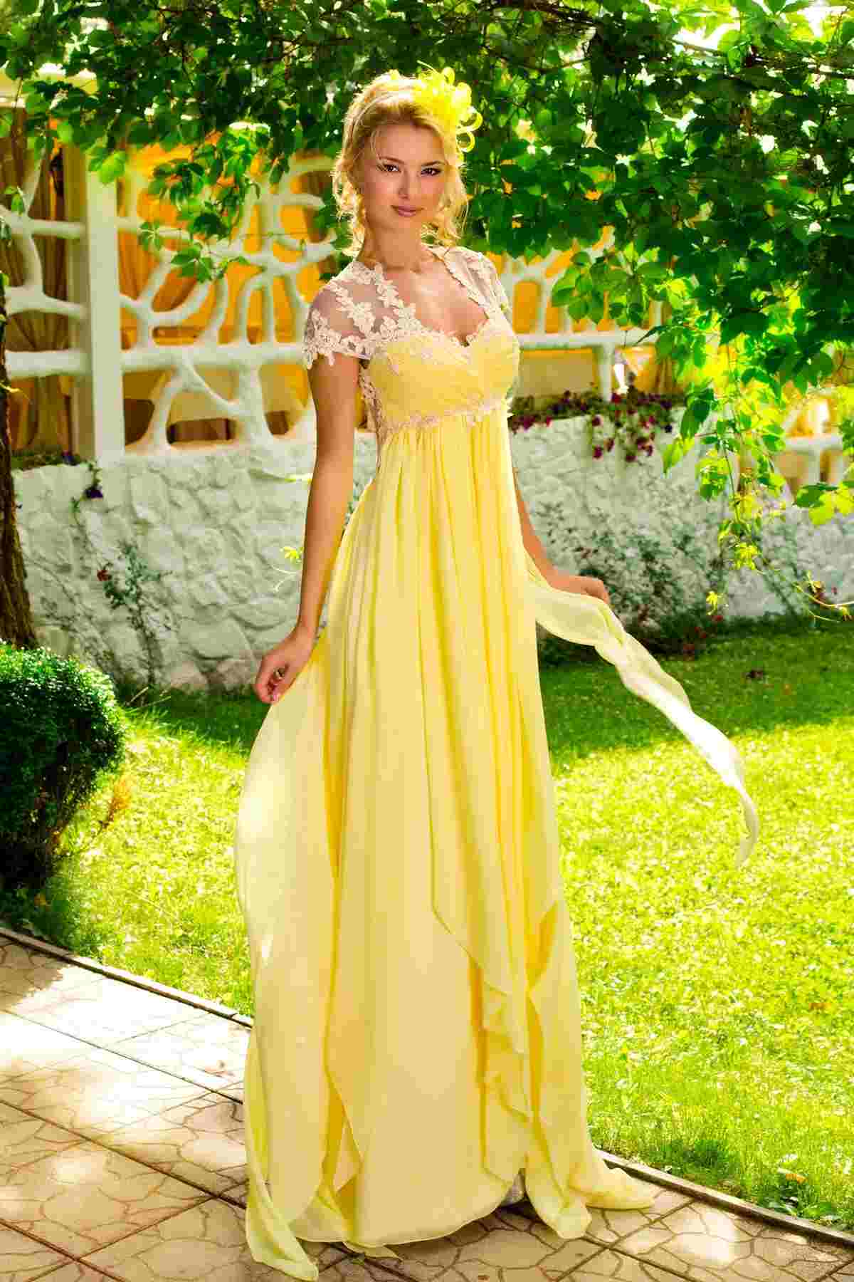 Kleid mit A-Linie und Ärmel aus Spitze , kombiniert mit gelbem Haarschmuck