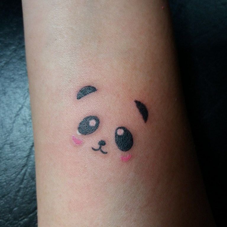 Kleines Panda Tattoo mit minimalistischem Design - Schwarz und rosa für ein dezentes Design