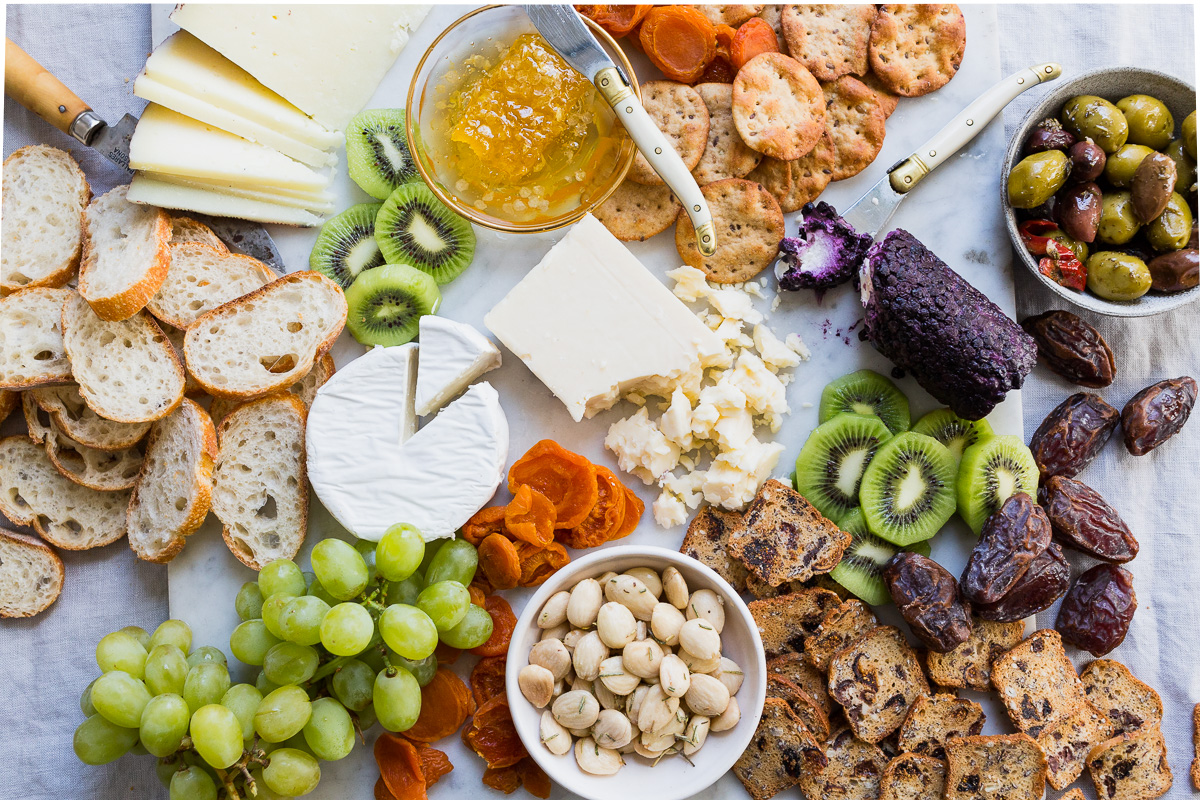 Käseplatte anrichten einfach Ideen Brot selber backen Harzer Käse gesund