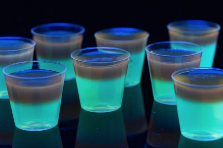 Leuchtende Jelly Shots Rezepte selber machen für leckere Hingucker