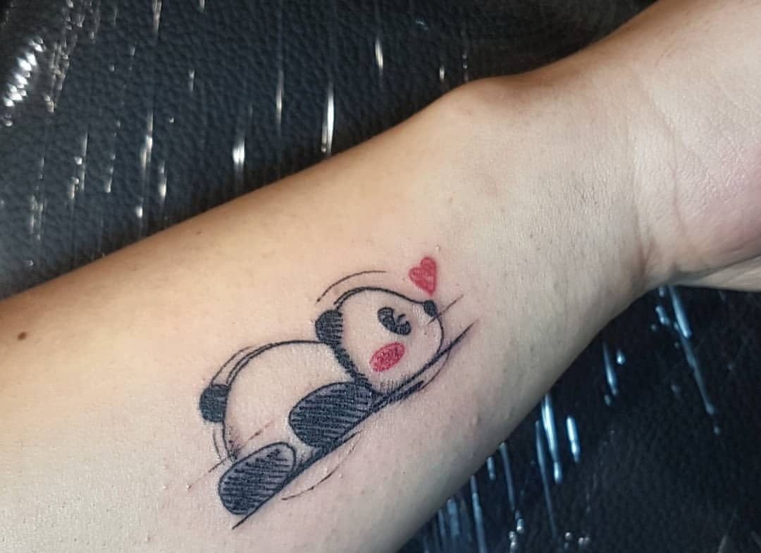 Liegender Pandabär mit Herzen gestaltet wie eine Skizze
