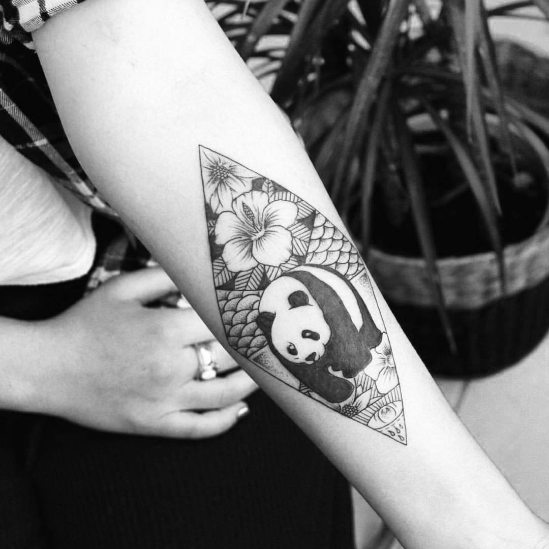 Lotusblume und Panda in einer Rautenform mit Schuppenmuster