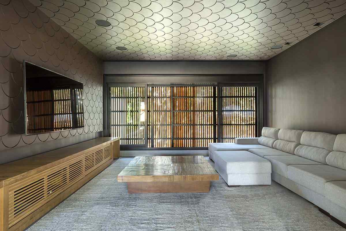 Lounge mit Schuppenmuster für Wand und Decke