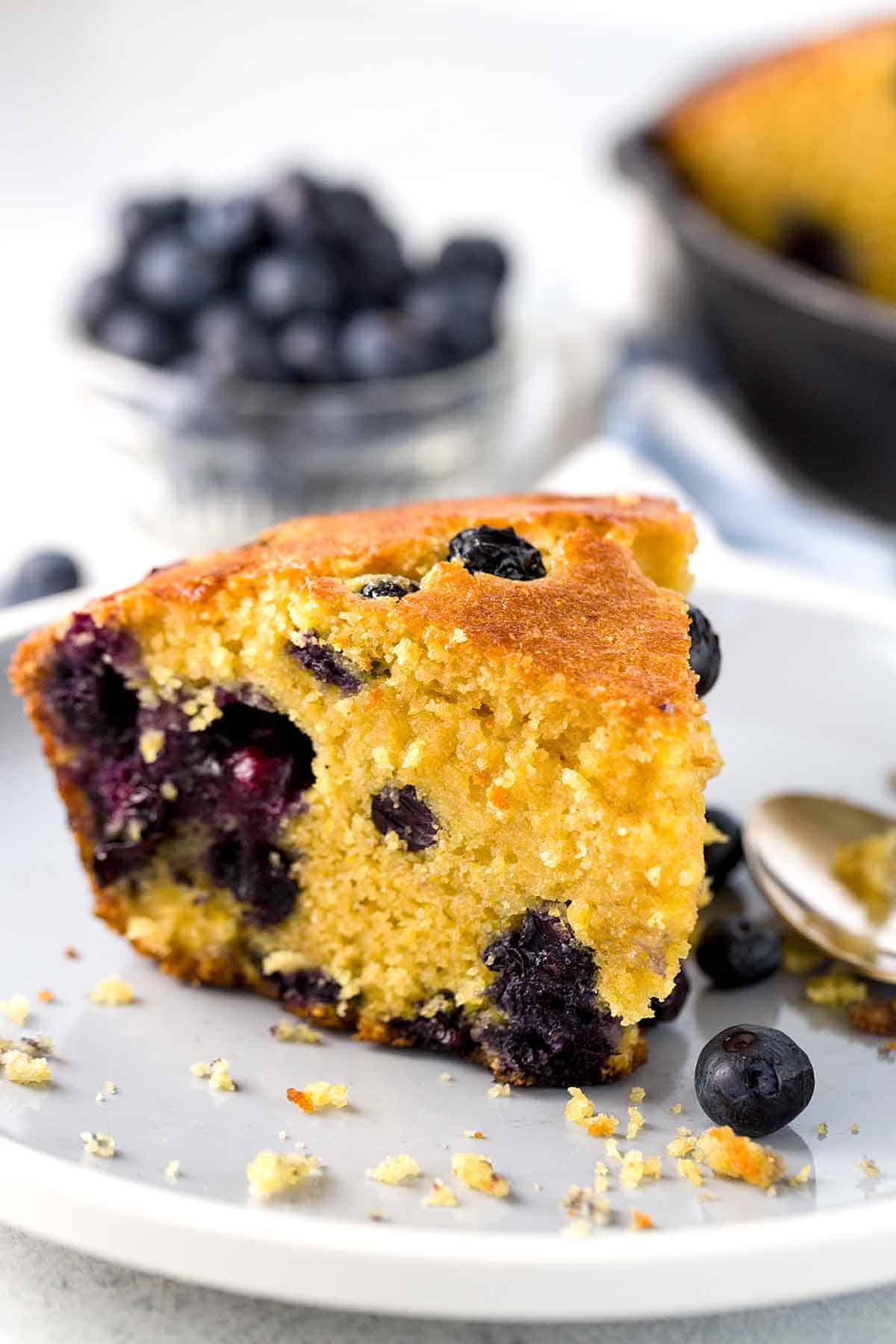 Corn flour, blueberries and honey for a fruity bread from the pan