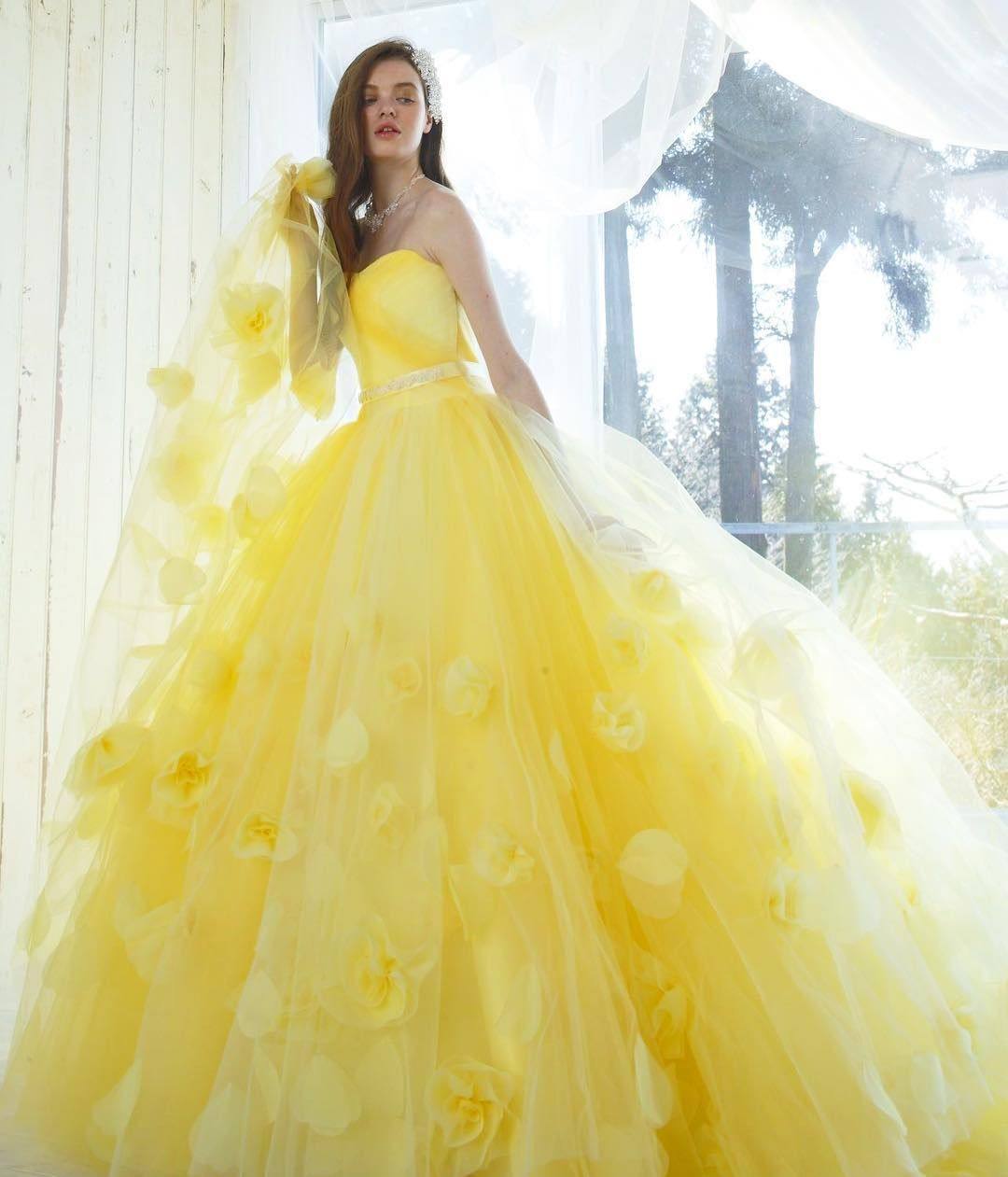 Märchenhaftes Hochzeitskleid in Gelb mit Rosen und schulterfrei für offene Brautfrisur