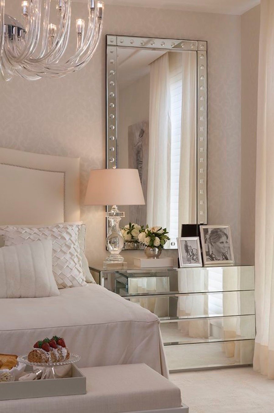 Nachttisch Deko Glasschrank Spiegel Schlafzimmer modern Wohntrends 2019
