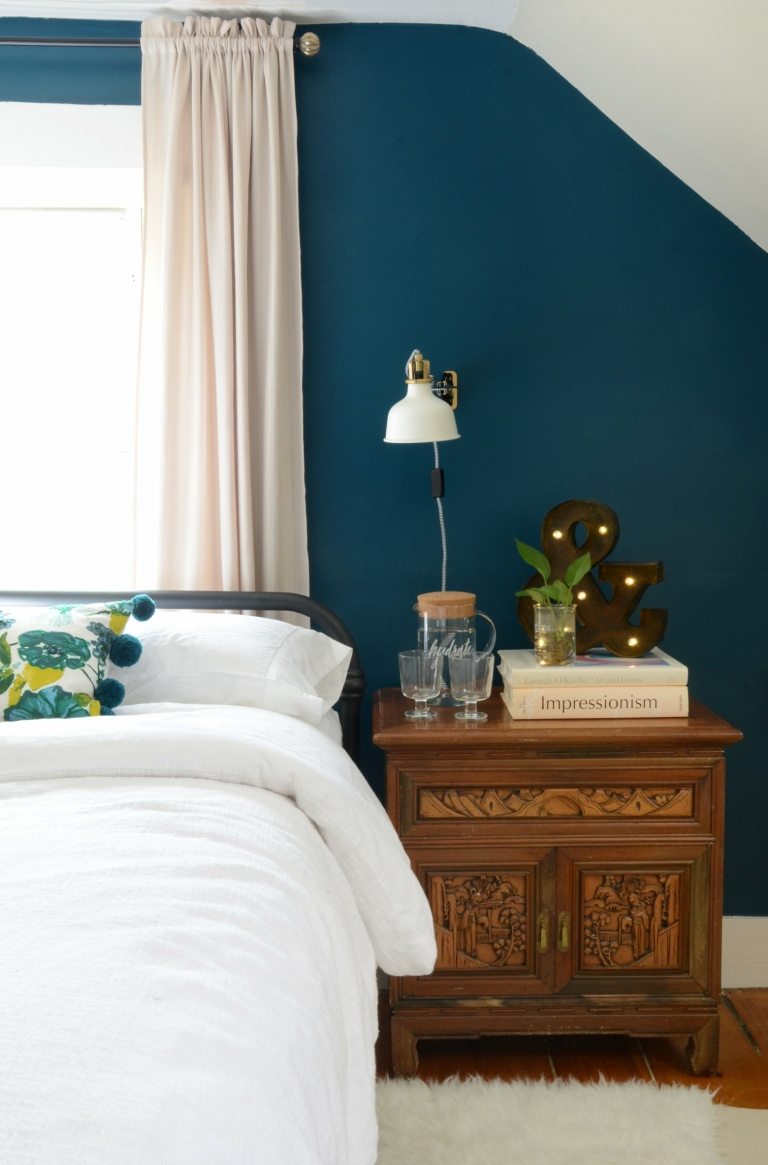 Nachttisch Deko Holzscheank Lampe Zimmerpflanze Wand blau streichen