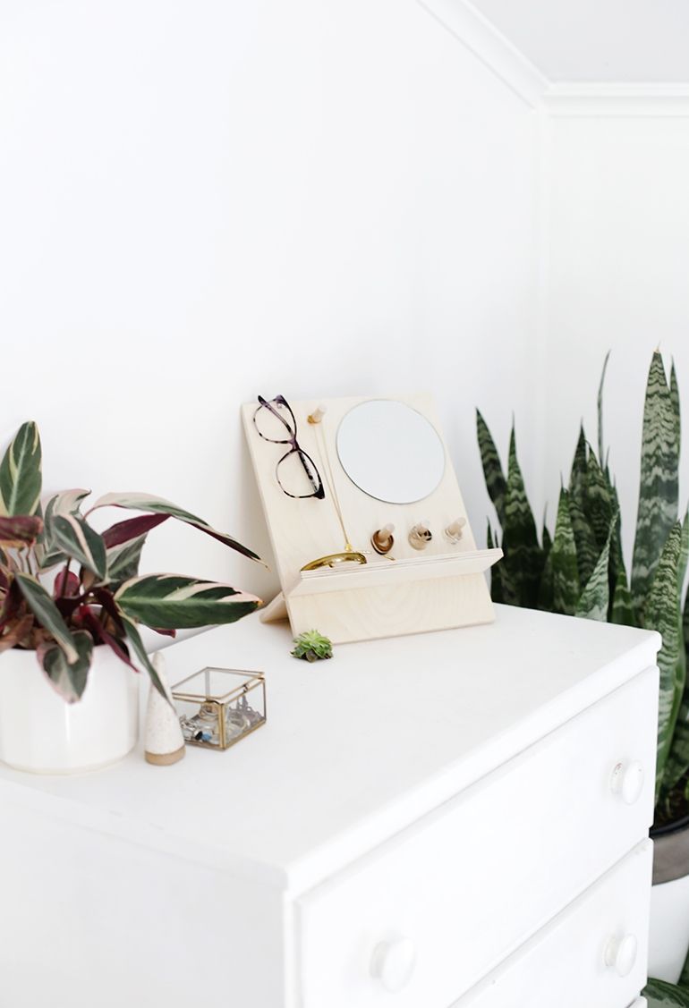 Nachttisch Deko Pflanzen modern Lesebrille Schlafzimmer minimalistisch einrichten