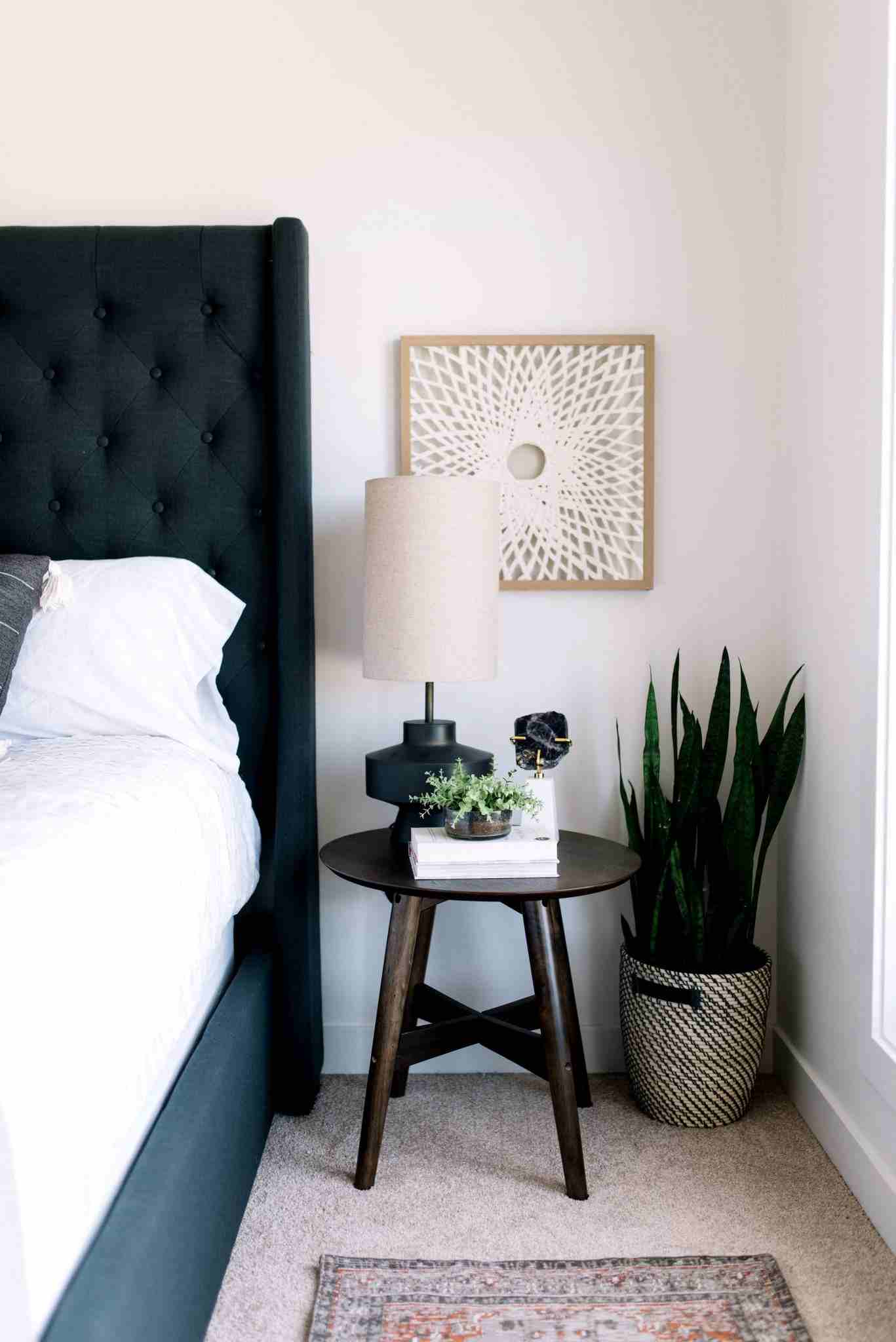 Nachttisch Deko Rustikal Holztisch Zimmerpflanzen Schlafzimmer einrichten modern