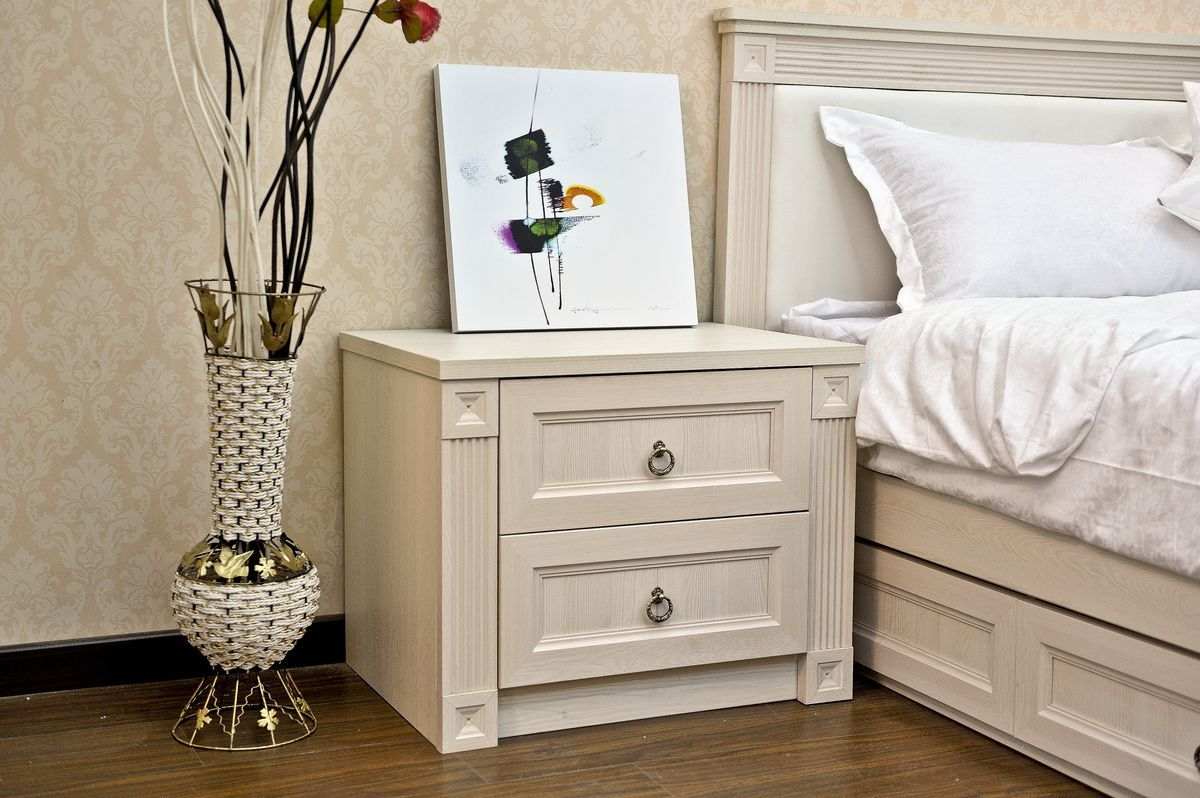 Nachttisch Deko einfach beige Wandfarbe Schlafzimmer Kunstblumen Deko