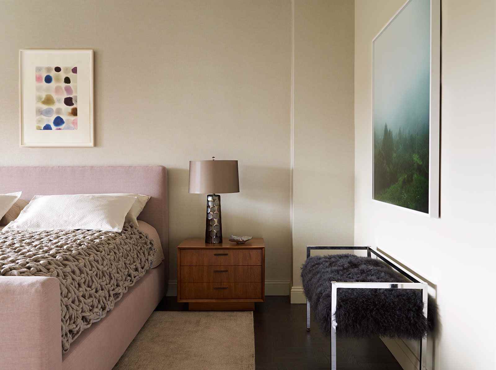 Nachttisch Deko elegant modern Holzschrank Schlafzimmer rosa Teppich